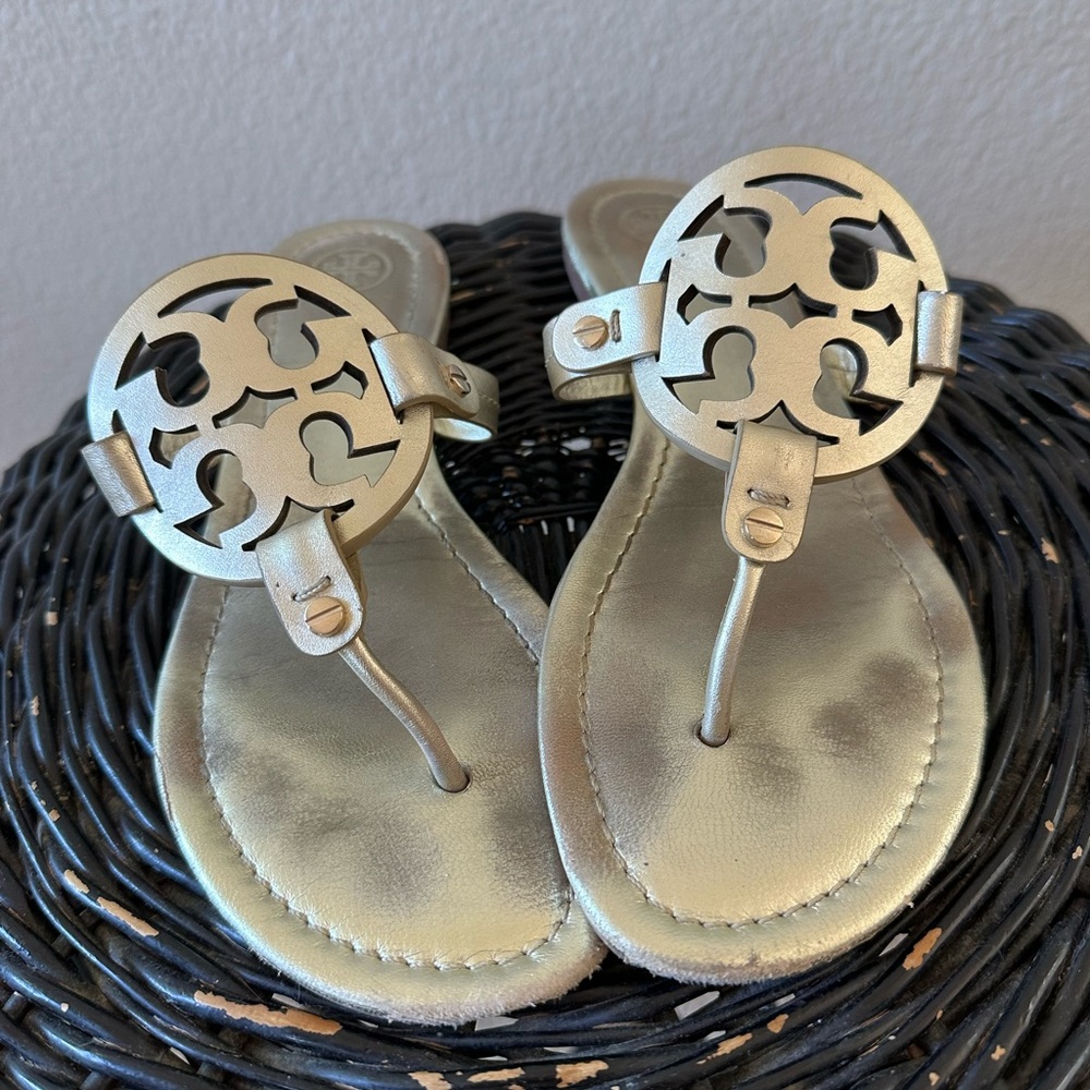 Tory Burch Large Emblem Metallic Sandals/ sz 9